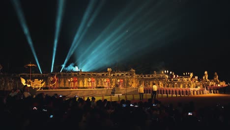 Kulturelles-Konzert-In-Angkor-Wat-–-Scheinwerfer-Bis-In-Die-Nacht