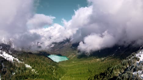 Hyperlapse-Eines-Bergsees-Mit-Aufsteigenden-Wolken