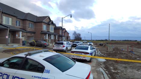 Coches-De-Policía-Rodean-Una-Casa-Aislada-En-La-Escena-Del-Crimen-En-Brampton,-Canadá