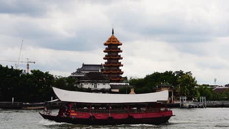 El-Templo-Y-Pagoda-Che-Chin-Khor-En-El-Río-Chaophraya-Es-Famoso-Entre-Los-Devotos-Y-Entre-Los-Dibujantes,-Fotógrafos-Y-Turistas-De-Todo-El-Mundo