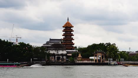 Che-Chin-Khor-Temple-and-Pagoda-at-Chaophraya-River-is-famous-to-devotees-and-for-sketchers,-photographers,-and-tourist-from-around-the-world