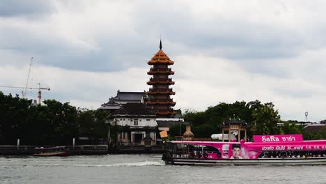 Der-Che-Chin-Khor-Tempel-Und-Die-Pagode-Am-Chaophraya-Fluss-Sind-Bei-Anhängern-Und-Zeichnern,-Fotografen-Und-Touristen-Aus-Der-Ganzen-Welt-Berühmt