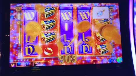Ein-Gewinnbringender-Spielautomat,-Der-Auf-Der-Ersten,-Dritten-Und-Vierten-Walze-Des-Bildschirms-Ein-Wild-Wild-Symbol-Auslöst