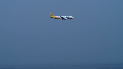 Toma-De-Seguimiento-Del-Avión-De-Cebu-Pacific-Airlines-Preparándose-Para-Aterrizar