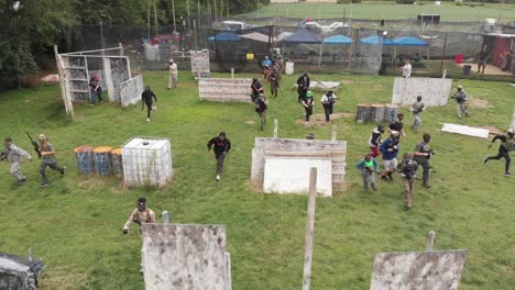 Jugadores-De-Airsoft-Corriendo-Al-Comienzo-Del-Juego