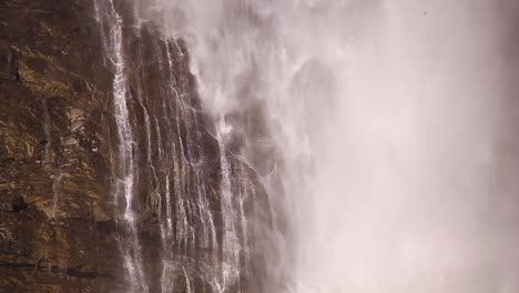 Wasser-Tropft-Vom-Durchnässten-Felsen-Am-Fuße-Eines-Wasserfalls