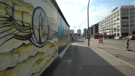 Mural-En-La-Sección-De-La-Galería-Del-Lado-Este-Del-Muro-De-Berlín-En-Muhlenstrasse,-Berlín,-Alemania