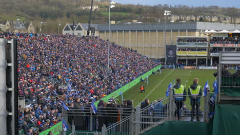 Bath-Rugby-Stadion,-Totalaufnahme-Der-Zuschauer