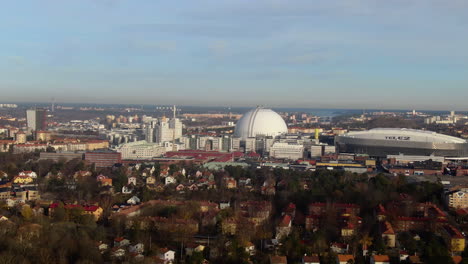 Große-Luftdrohnenaufnahme,-Die-Den-Ericsson-Globus-Und-Die-Skyline-Von-Stockholm-Umkreist