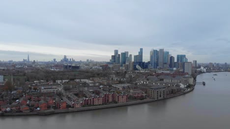 Slider-Drone-Shot-De-Canary-Wharf-Londres-Sobre-El-Río-Támesis