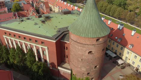 Antiguo-Castillo-Poderoso-Torre-De-Polvo-Riga,-Letonia-Aérea