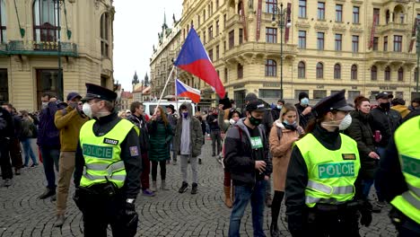 Während-Der-Proteste-Gegen-Die-Lockdown-Beschränkungen-In-Der-Tschechischen-Republik-Versammelte-Sich-Die-Polizei-Maskiert-In-Den-Straßen-Von-Prag,-Umgeben-Von-Demonstranten