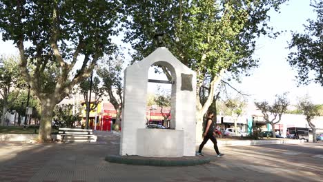 Vista-De-Gente-Caminando-En-La-Plaza-Del-Pueblo-De-Merlo,-San-Luis,-Argentina
