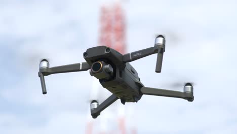 Graue-Drohne-Schwebt-In-Der-Luft-In-Saitama,-Japan-–-DJI-Mavic-2-Pro-–-Aufnahme-Aus-Der-Tiefwinkelansicht