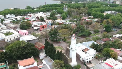 Luftaufnahme-Eines-Alten-Leuchtturms-In-Colonia-Del-Sacramento,-Uruguay-–-Rückzugsaufnahme