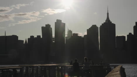 Zwei-Frauen-Blicken-Auf-Die-Skyline-Von-Manhattan