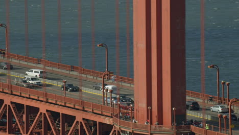 Autos-überqueren-An-Einem-Sonnigen-Tag-Die-Golden-Gate-Bridge-In-San-Francisco,-Kalifornien