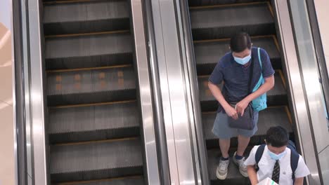 Los-Compradores-Viajan-En-Una-Escalera-Mecánica-Móvil-Automática-En-Un-Centro-Comercial-En-Hong-Kong