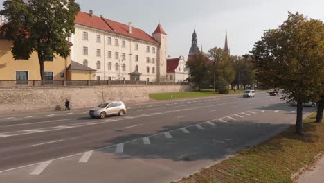 Rigaer-Burg-Vom-Ufer-Des-Daugava-Flusses-In-Riga,-Lettland,-Sonniger-Tag