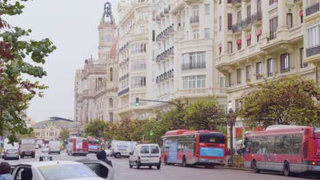 Eine-Schöne-Infrastrukturansicht-Der-Stadt-Mit-Bussen,-Die-Sich-Auf-Der-Straße-Am-Rathaus-Von-Valencia,-Spanien,-Bewegen