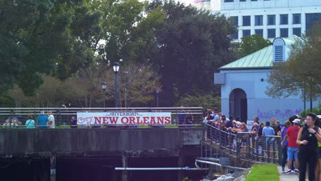 Menschen,-Die-In-Der-Schlange-Stehen,-Um-An-Bord-Des-Flussschiffs-Der-Stadt-New-Orleans-Zu-Gehen
