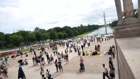 Personas-En-El-Parque-Conmemorativo-De-Lincoln-Con-Piscina-Reflectante-Conmemorativa-Y-Monumento-A-Washington-En-El-Fondo-En-Washington-Dc,-Estados-Unidos