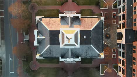 Top-down-drone-shot-of-the-courthouse-in-downtown-Clarksville,-Tennessee