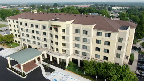 Courtyard-by-Marriott-hotel,-aerial-establishing-shot-in-summer,-travel,-tourism,-business-theme