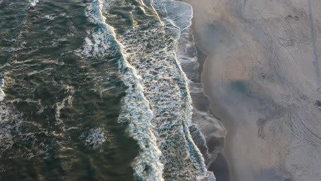 Eine-Drohne-Schoss-Abends-Direkt-über-Einen-Ruhigen-Strand