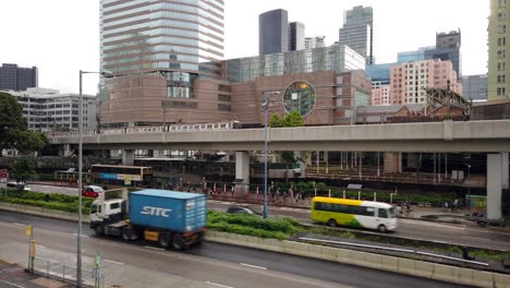 Innenstadt-Von-Hongkong-Verkehr-Von-Fußgängern-Und-Autos,-Mit-Alten-Wohngebäuden-Im-Hintergrund,-Luftbild