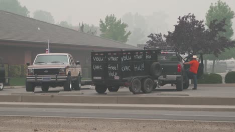 Hombre-Con-Remolque-Ofrece-Asistencia-De-Evacuación,-Incendio-De-Creek,-California