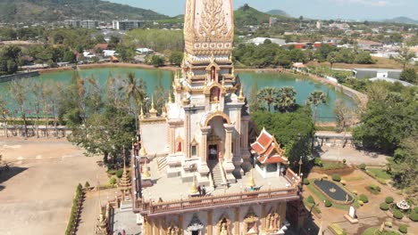 Tourists-visiting-the-buddhist-Wat-Chalong-temple-in-Phuket,-Thailand