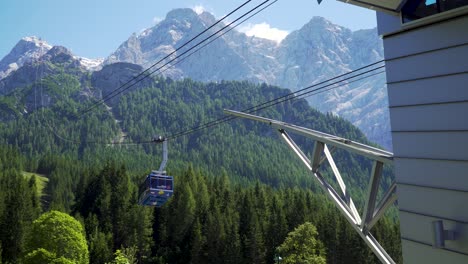 Gondola-of-Modern-Tyrolean-Zugspitze-Cable-Car-Arriving-at-Station