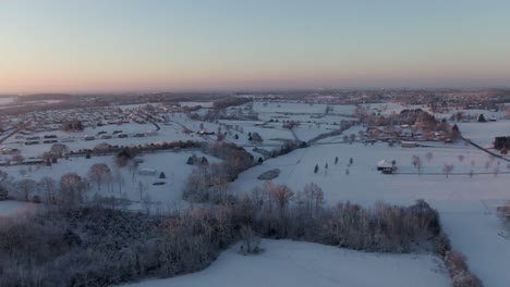 Dolly-Vorwärts-über-Eine-Schneebedeckte-Landschaft-Vor-Sonnenaufgang
