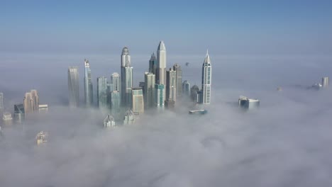 Horizonte-De-La-Marina-En-Dubai-Bajo-Una-Densa-Niebla