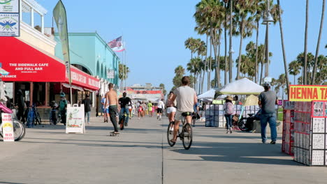 Menschen-Schlendern-An-Einem-Hellen,-Sonnigen-Tag-Lässig-über-Die-Promenade-Von-Venedig