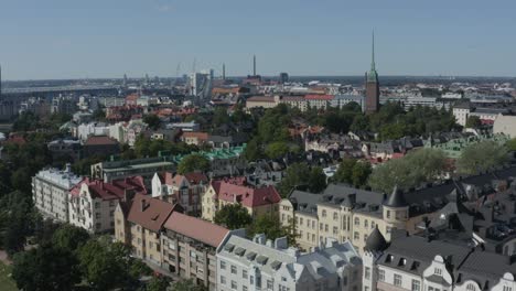 Aufsteigende-Luftaufnahme-Von-Farbigen-Gebäuden-Und-Kirchturm-In-Helsinki,-Finnland