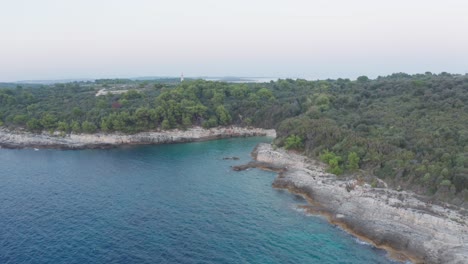 Superweite-Aufnahme-Eines-Versteckten-Strandes-Am-Kap-Kamenjak,-Kroatien