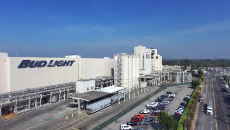 Aerial-view-of-the-Bud-light-beer-manufacturing-plant,-in-Los-Angeles,-California,-USA---rising,-drone-shot