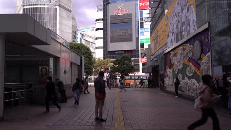 Gente-Esperando-Frente-A-La-Salida-De-Hachiko-En-La-Estación-De-Shibuya-En-Un-Día-Brillante-Y-Soleado