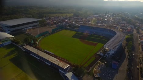 Vista-Aérea-Con-Dron-Del-Estadio-De-Béisbol-Solo-Por-Covid-En-Córdoba,-Veracruz,-México