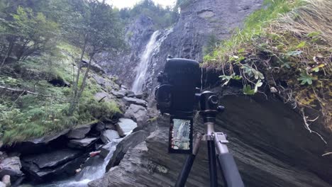 Zeitlupenaufnahme-Einer-DSLR-Kamera,-Die-Auf-Einem-Stativ-Aufgestellt-Ist,-Um-Einen-Wunderschönen-Wasserfall-Einzufangen