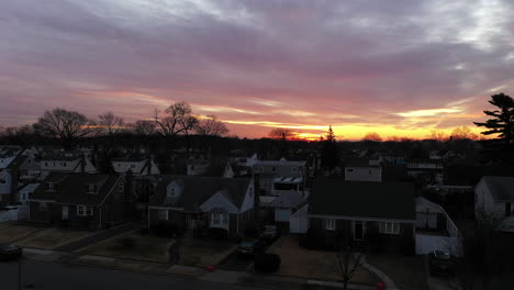 Eine-Drohnenansicht-Einer-Long-Island-Nachbarschaft-Bei-Sonnenaufgang-Mit-Bewölktem-Himmel