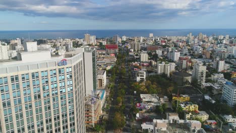 Luftpanoramablick-Auf-Die-Stadt-Santo-Domingo-Mit-Dem-Meer-Im-Hintergrund