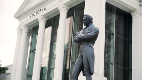 Escultura-De-Bronce-De-Sir-Stamford-Raffles-En-El-Teatro-Victoria-Y-Sala-De-Conciertos-En-Singapur---Tiro-De-ángulo-Bajo