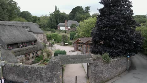 Cockington-Reetdachhaus,-Idyllisches-Englisches-Ländliches-Dorf,-Aufsteigend,-Nach-Hinten-Ziehen,-Nach-Unten-Kippen