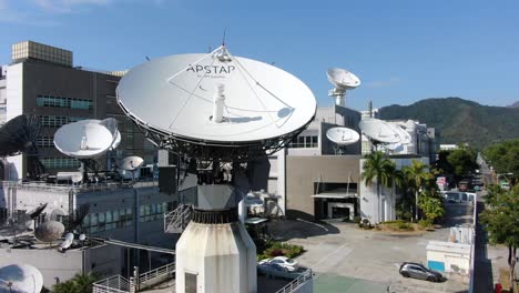 Grupo-De-Antenas-De-Transmisión-Por-Satélite-En-El-Edificio-De-Telecomunicaciones-De-Asia-Pacífico-En-Hong-Kong,-Vista-Aérea