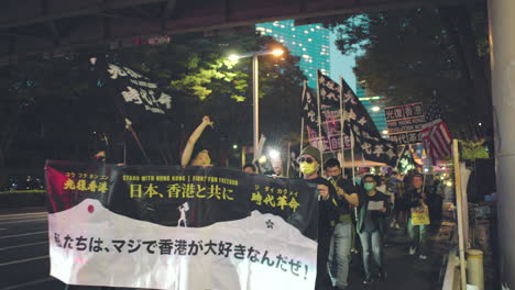 Hongkonger,-Uiguren-Und-Tibeter-Demonstrierten-Während-Einer-Pandemie-In-Der-Stadt-Tokio,-Japan,-Gegen-Die-Kommunistische-Partei-Chinas-Und-Protestierten-Mit-Plakaten,-Fahnen-Und-Bannern