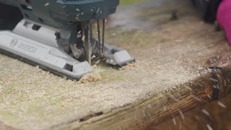 Close-up-shot-of-consumer-jigsaw-cutting-a-piece-of-wood