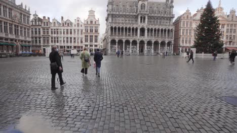 Spaziergang-Durch-Das-Tor-Des-Rathauses-Zum-Großen-Platz-In-Brüssel,-Belgien-Während-Der-Weihnachtszeit